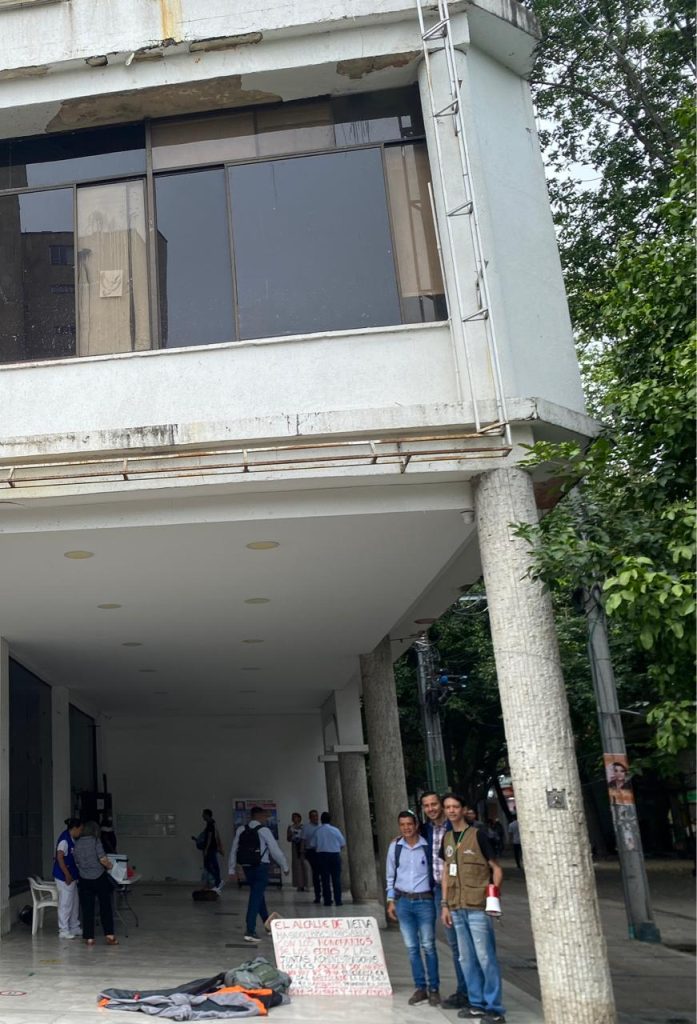 ediles-planton-697x1024 Ediles de Neiva reclamaron pago de honorarios tras plantón frente a la Alcaldía