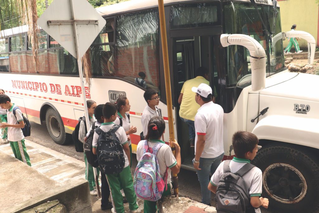 Sin-titulo-1-1024x686 EN AIPE BENEFICIAN A MÁS DE 700 ESTUDIANTES CON TRANSPORTE ESCOLAR
